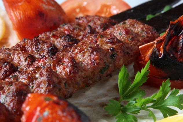 Adana Kebap mit Salat